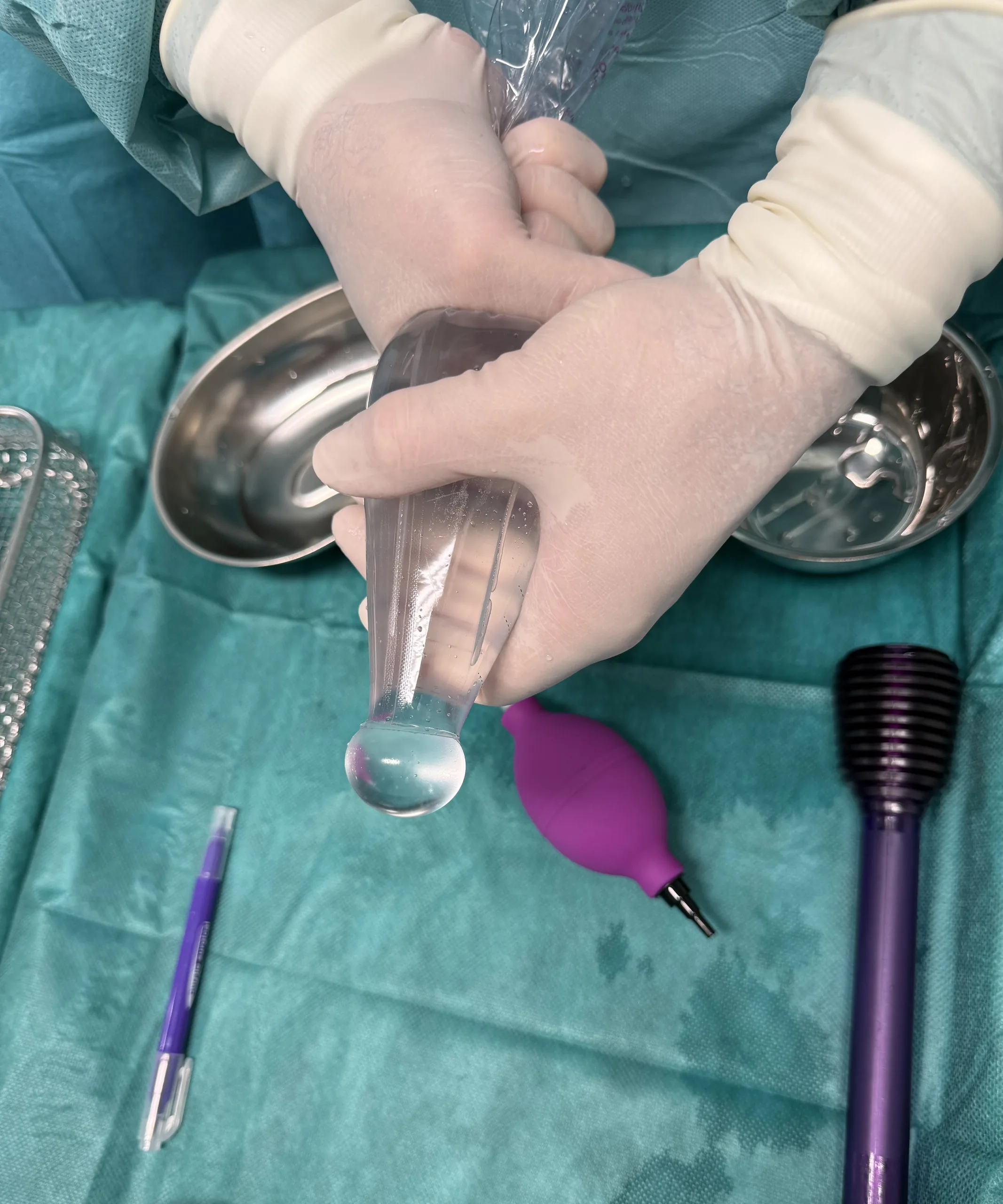Das SmoothSilk Ergonomix2 Implantat wird mit dem Insertion Sleeve per No-Touch-Technik vorbereitet