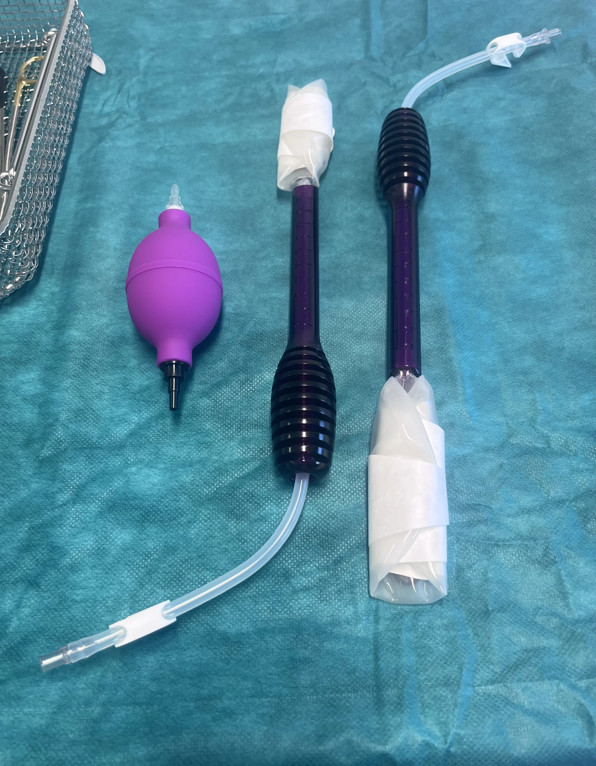 Detailaufnahme: Motiva Inflatable Balloon mit violetter Handpumpe und Channel Separator