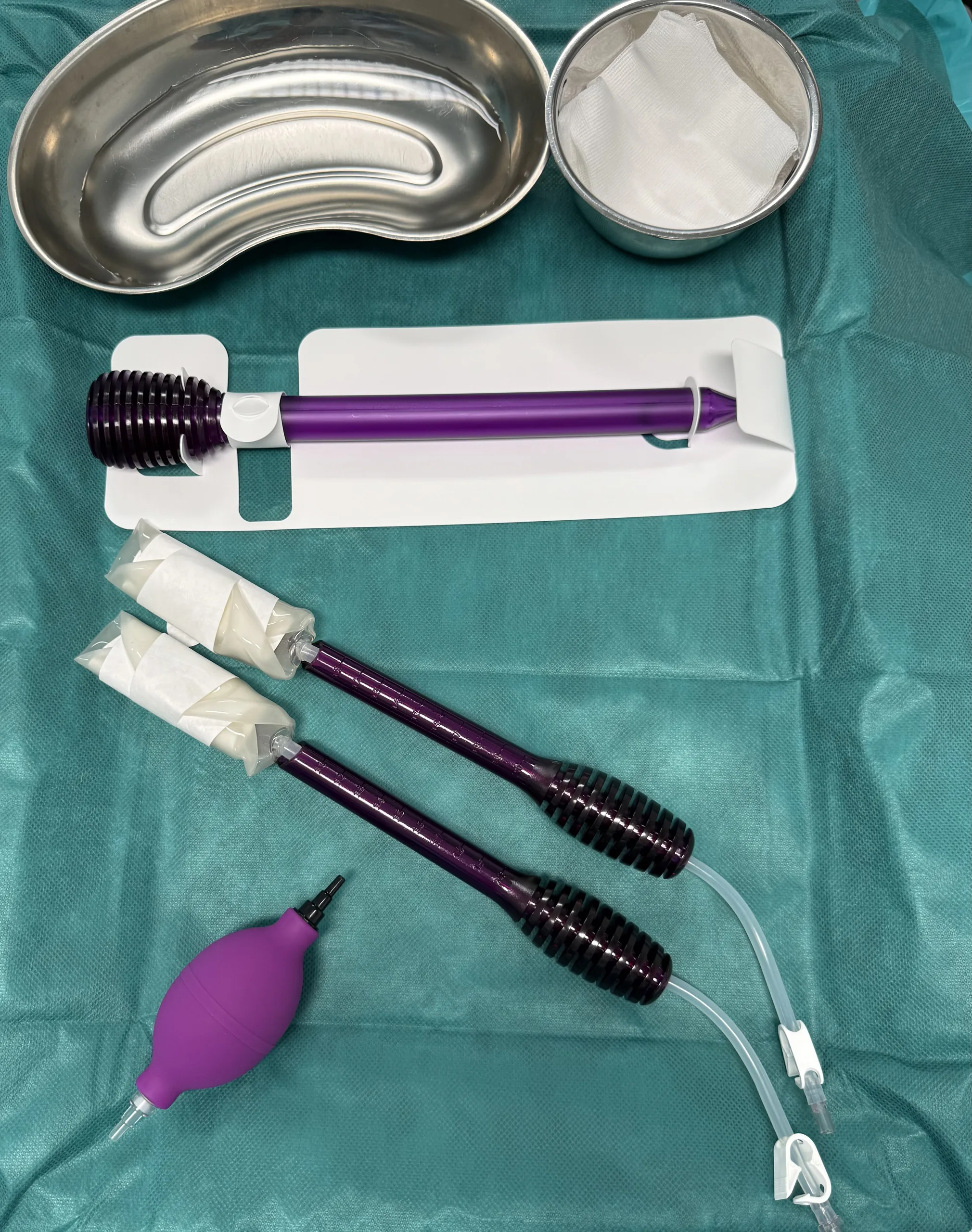 Das Preservé-Einweg-Instrumentarium von Motiva: Channel Separator, Inflatable Balloon mit Handpumpe auf dem sterilen OP-Tisch